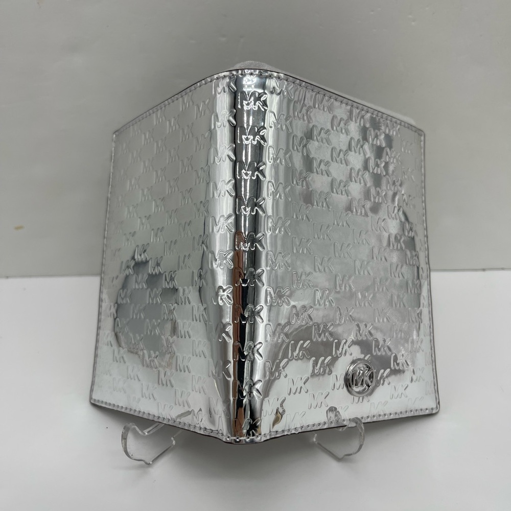 Michael Kors Jet Set Travel Md Sign Patent Logo Debossed  Passport Case
Silver - Picture 5 of 16